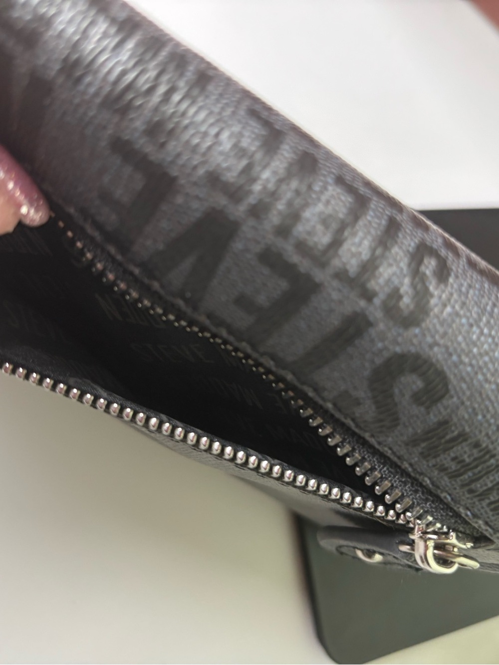 STEVE MADDEN Gray Logo Bar Wristlet with Removable Strap - Picture 4 of 8